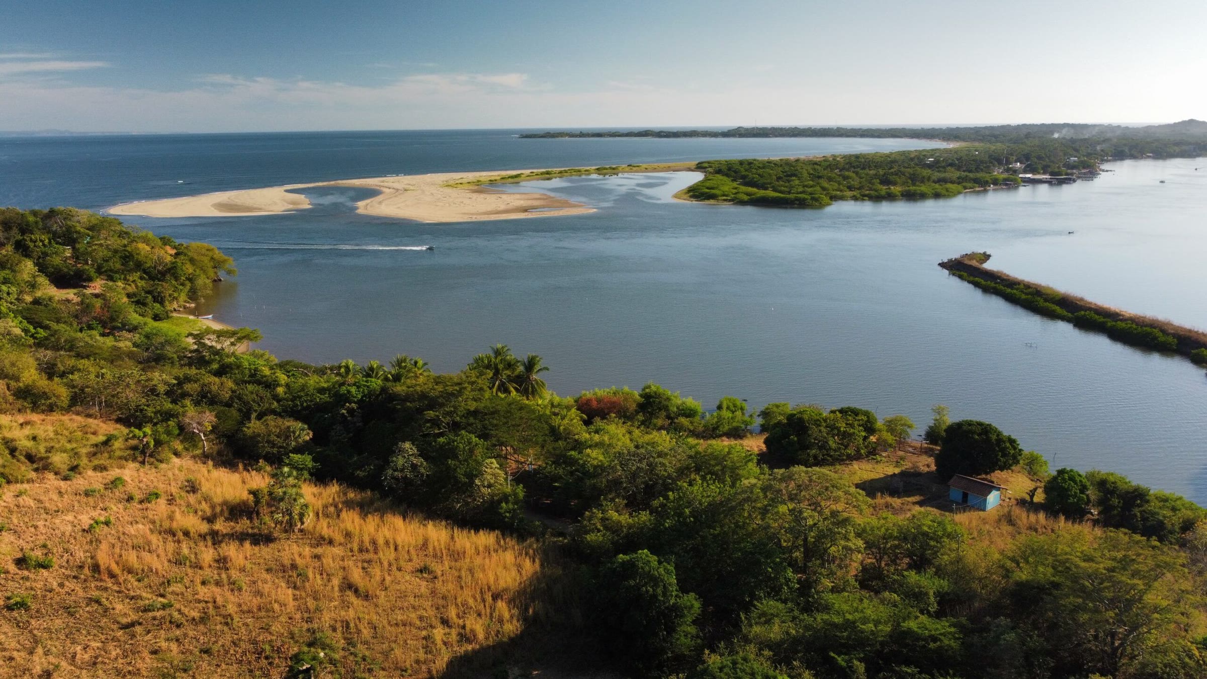 Vista aérea de la costa de El Paraíso, La Unión